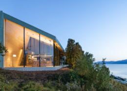 Hybridhuset Aurora Lodge i Norges somriga fjällandskap