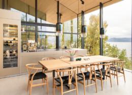 Från matsalen i hybridhuset Aurora Lodge öppnar sig en fantastisk utsikt