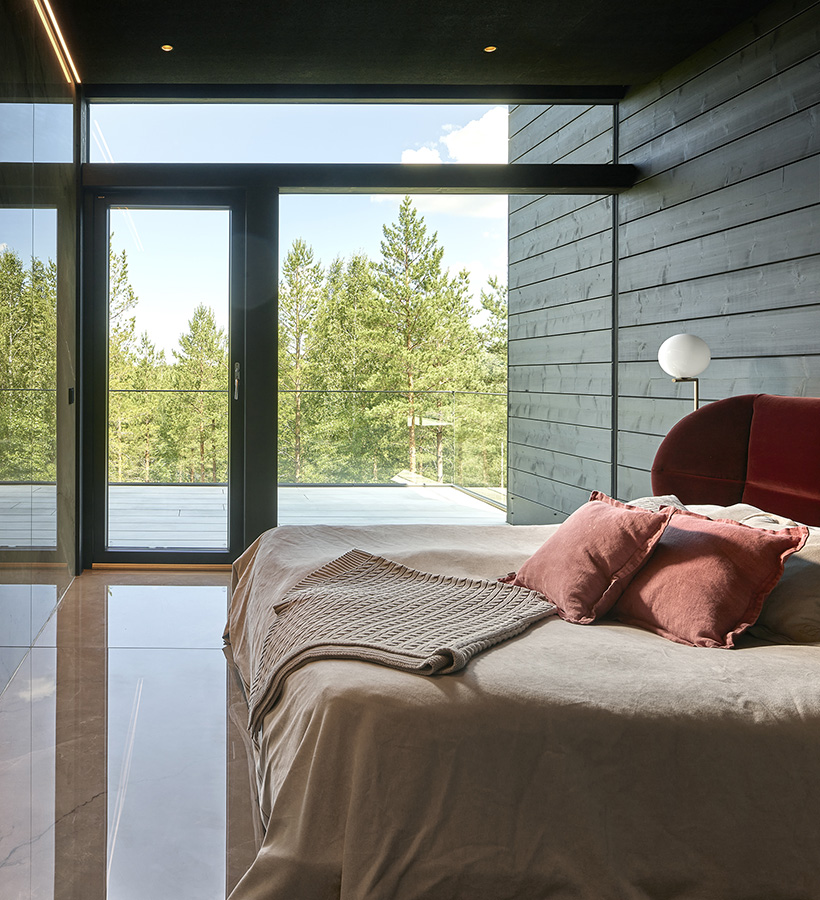 Modernin hirsitalon Casa Inkisen makuuhuone