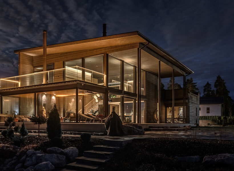 Det moderna timmerhuset Casa Inkinen från Polar Life Haus i kvällsbelysning.