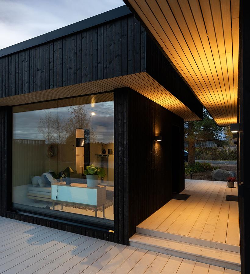 En svart villa ritad av en arkitekt