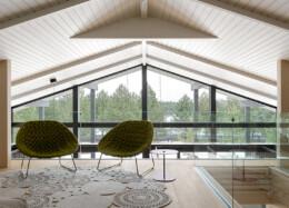 Från loftet i Polar-huset öppnar sig en utsikt över det omgivande landskapet