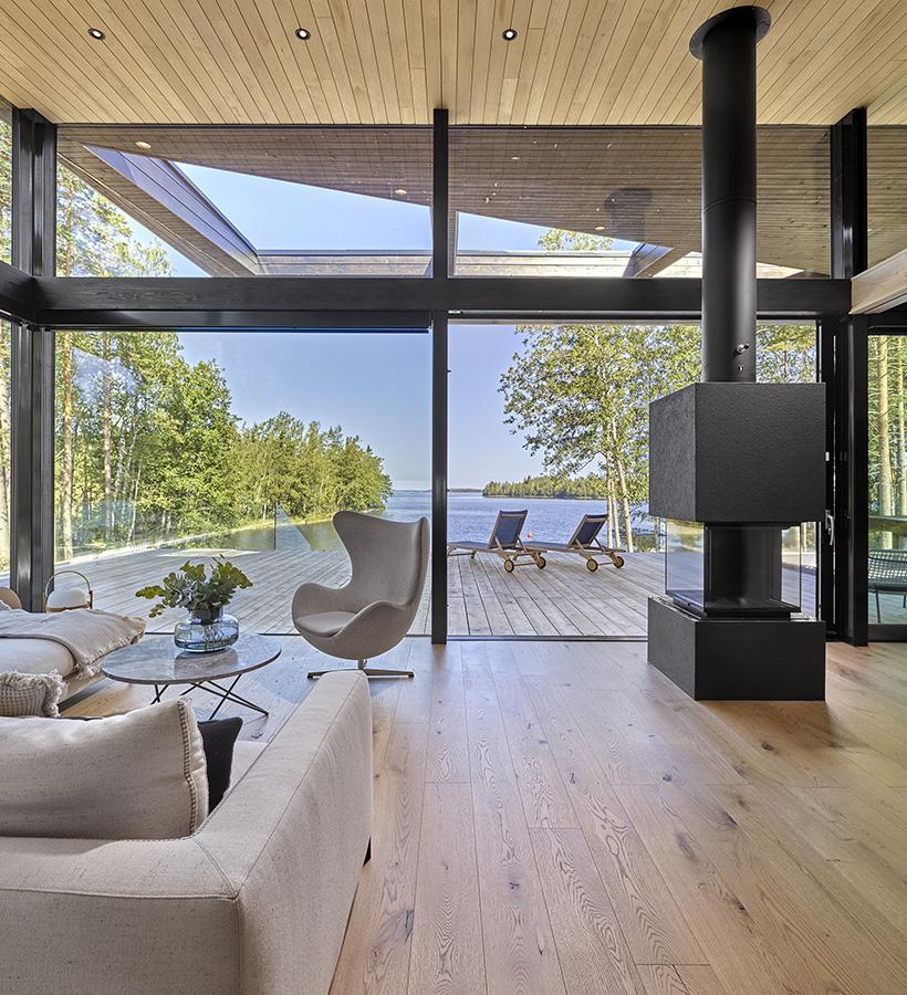 En arkitektritad villa med stora fönster