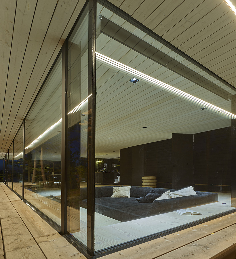 Polar Life Haus golv-till-tak HTWS-fönster och den ramlösa hörnlösningen som föredras av arkitekter.