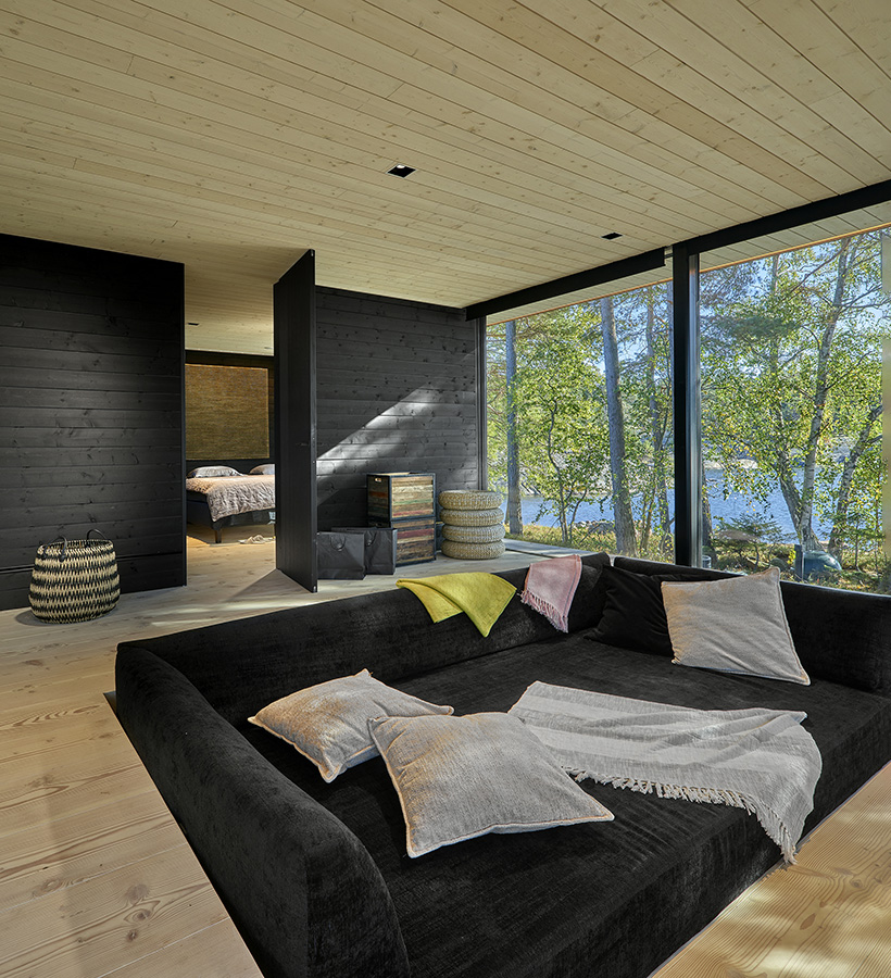 Villa Kivi -huvilan täyskorkeat väliovet