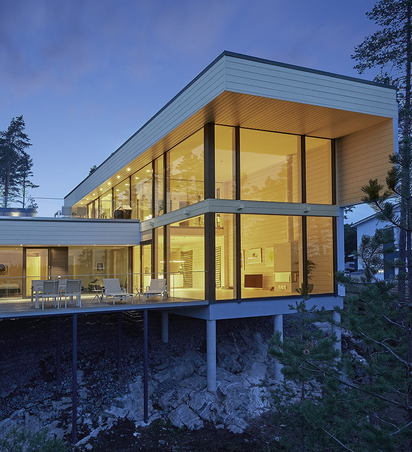 Det vita timmerhuset Villa Saimaanhelmi är byggt med Polar Life Haus sättningsfria timmerkonstruktion.
